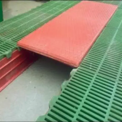 Placa de calefacción de hormigón polímero para lechones en granjas con suelo de rejilla